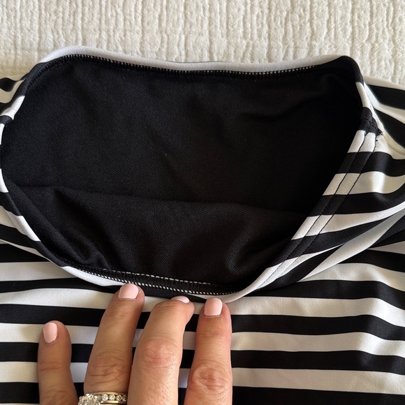 Black and White cropped swim shirt / 8 - Picture 6 of 9